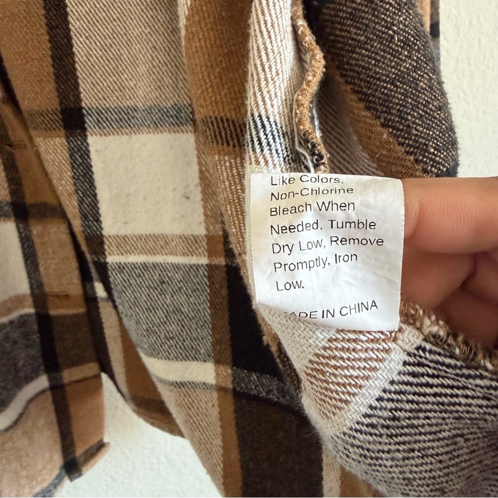 Woman’s Plaid Button-Up shacket size L cozy casual layering chic - Picture 4 of 6